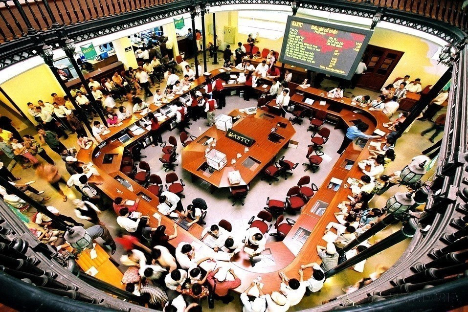 On July 28, 2000, the stock market holds its first trading session, increasingly asserting its role and position in the Vietnamese economy. (Photo: VNA)