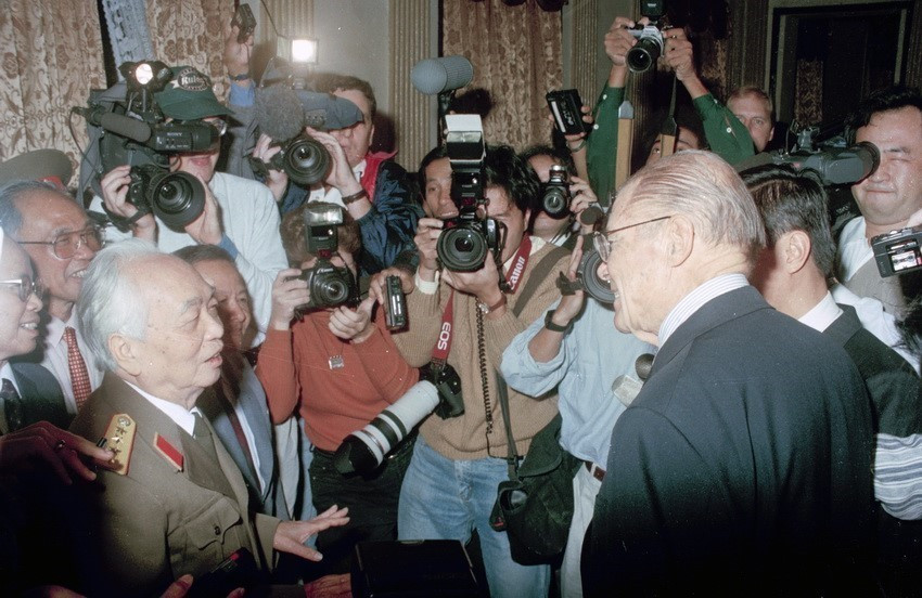 General Vo Nguyen Giap meets former US Secretary of Defence Robert McNamara and former commanders on opposite sides of the war for the first time in person since normalisation (Hanoi, November 9, 1995). Photo: VNA