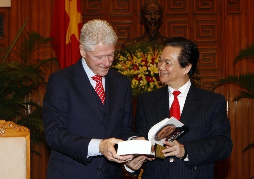 Prime Minister Nguyen Tan Dung presents former US President Bill Clinton with the Vietnamese edition of My Life (Doi toi Bill Clinton), published by the Ministry of Public Security Publishing House (Hanoi, November 14, 2010). Photo: VNA