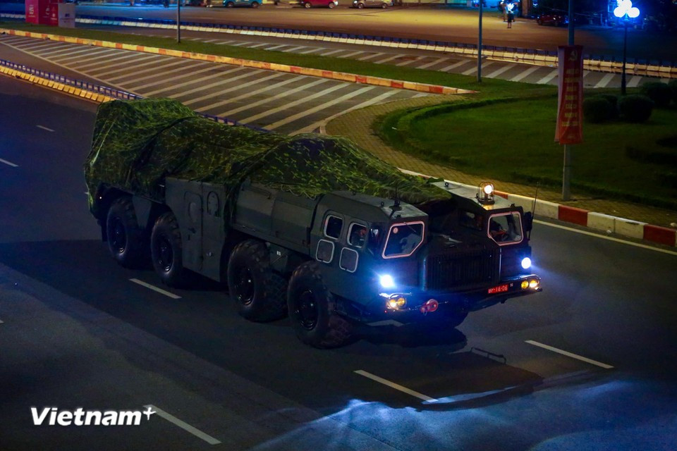 On the evening of August 18, numerous other military equipment for the parade are also transported to central Hanoi. (Photo: Vietnam+)