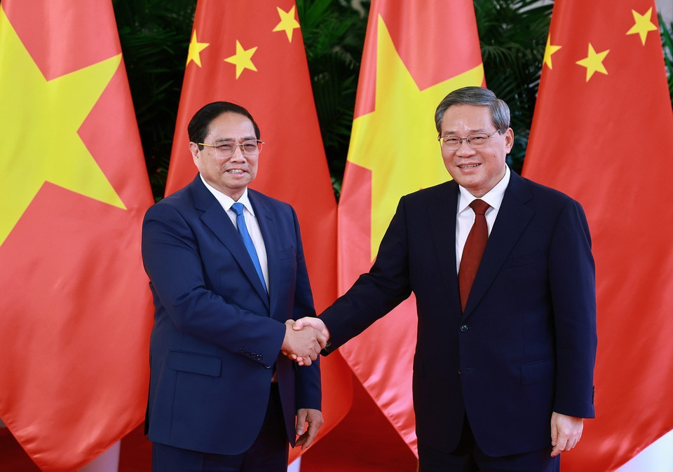 Chinese Premier Li Qiang welcomes Prime Minister Pham Minh Chinh. (Photo: Duong Giang/VNA)