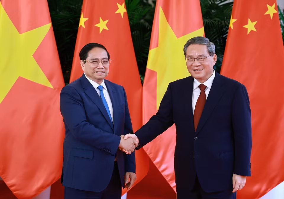 Chinese Premier Li Qiang welcomes Prime Minister Pham Minh Chinh. (Photo: Duong Giang/VNA)