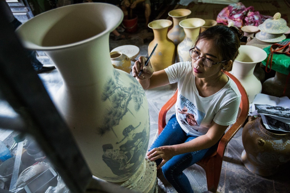 Decorating Bat Trang ceramics. (Photo: VNA)