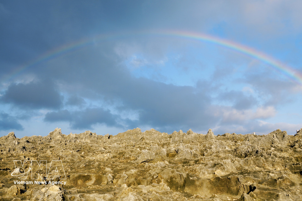 Fossilised coral layers create a surreal and fascinating scenery at Hang Rai (Photo: VNA)