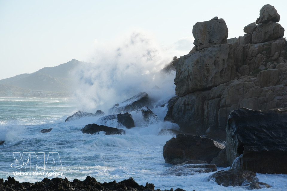 On stormy days, powerful white waves crash against the cliffs, adding to the site's allure. (Photo: VNA)