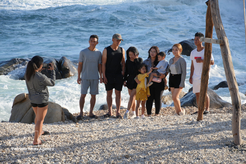 Hang Rai attracts a large number of domestic and international tourists. (Photo: VNA)