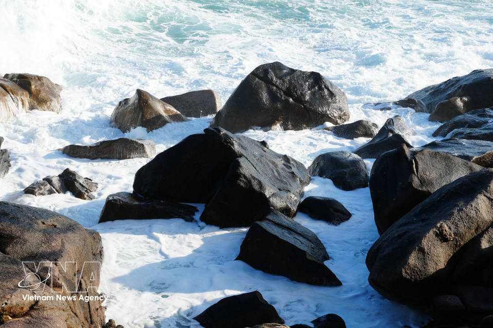 The rhythmic ocean waves and rugged rock formations create a striking contrast of colours at Hang Rai, Nui Chua National Park. (Photo: VNA)