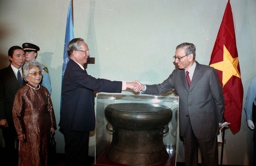 The seventh National Party Congress identifies the focus of foreign affairs as continuing to create a peaceful, stable, and favourable international environment for the cause of national construction and defence. In the photo: On the occasion of attending the 50th anniversary of the United Nations (1945 - 1995), on October 25, 1995, at the UN Headquarters in New York (the US), President Le Duc Anh presents a replica of the Ngoc Lu bronze drum to UN Secretary-General Boutros B. Ghali. (Photo: VNA)