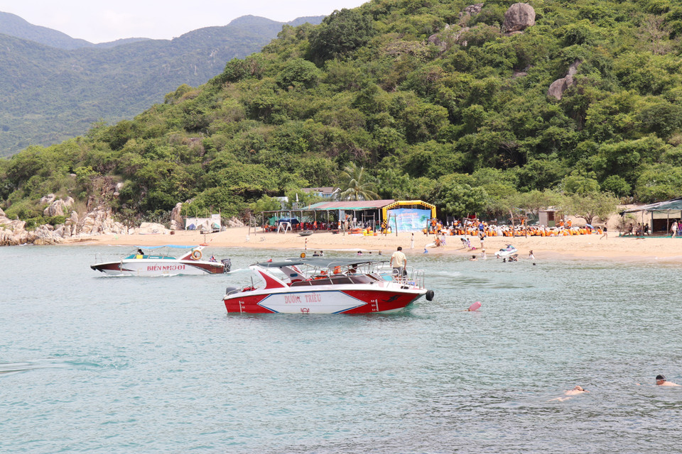 Tourism activities in Vinh Hy Bay, Vinh Hai commune, Khanh Hoa province (Photo: VNA)