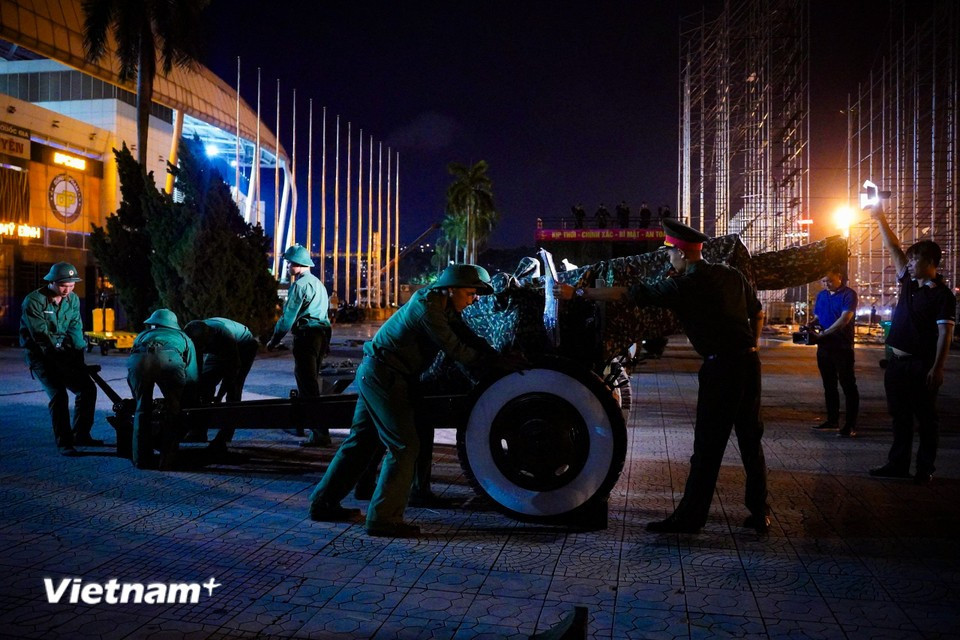 Artillery Brigade 45 brings 15 artillery guns to the designated assembly site. (Photo: Vietnam+)