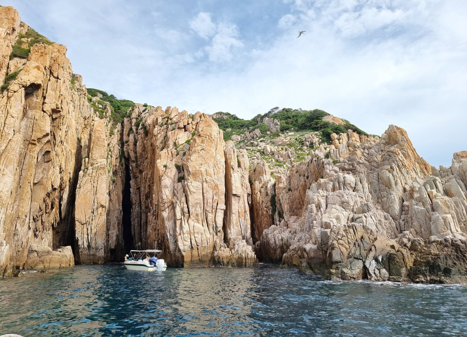 Rocky mountain ranges within Vinh Hy Bay form a natural seawall against the vast ocean. (Photo: VNA)