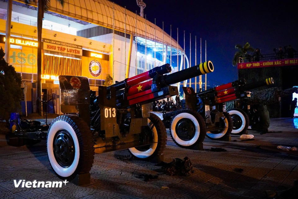 15 ceremonial cannons arrive safely at the assembly point at the My Dinh National Stadium square. (Photo: Vietnam+)