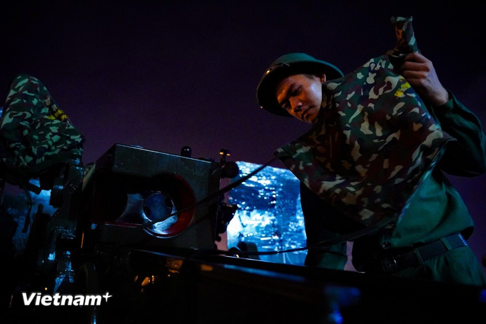 Upon arrival at the assembly area, the brigade immediately conducts maintenance and technical checks on the artillery following transport. (Photo: Vietnam+)