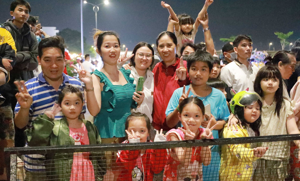 From early evening, thousands of Dong Nai residents gather along the river to await the multi-layered light flyboard show. (Photo: VNA)