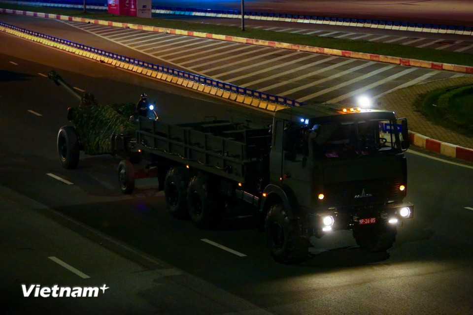Military equipment and vehicles are mobilised to central Hanoi during the night of August 19 and early morning of August 20 in preparation for the parade marking the 80th anniversary of the August Revolution and National Day. (Photo: Vietnam+)