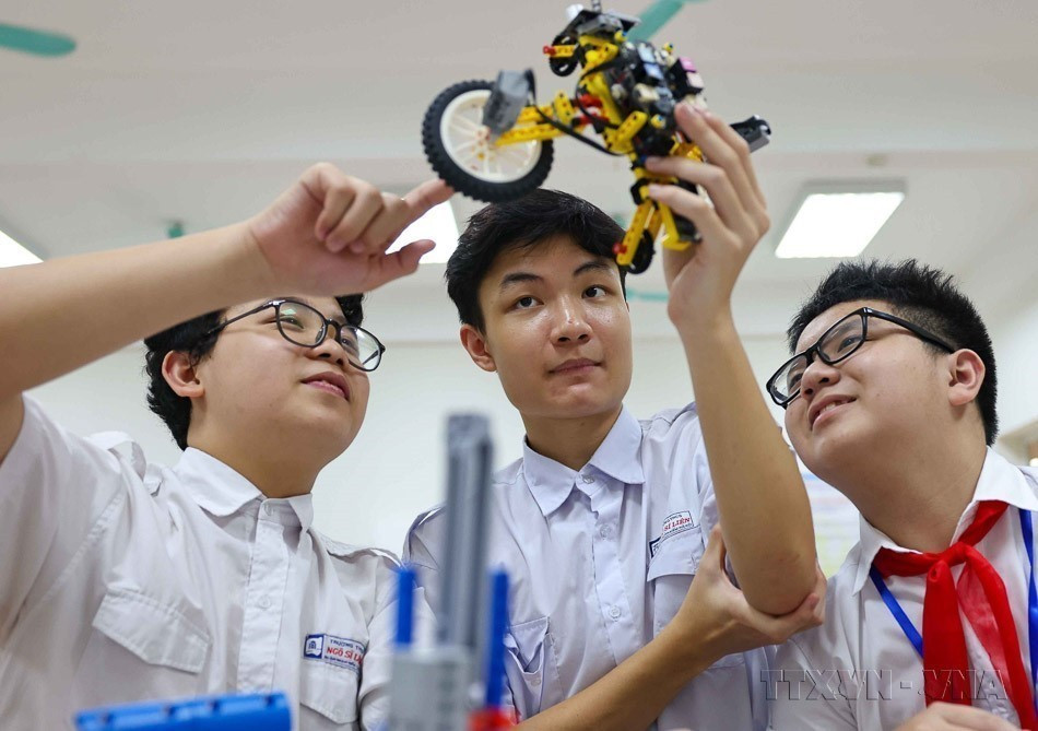 The "Smart Educational Equipment - VRobot" by a group of Hanoi students is an outstanding project reaching the finals of the seventh "Students with Startup Ideas" competition. (Photo: VNA)