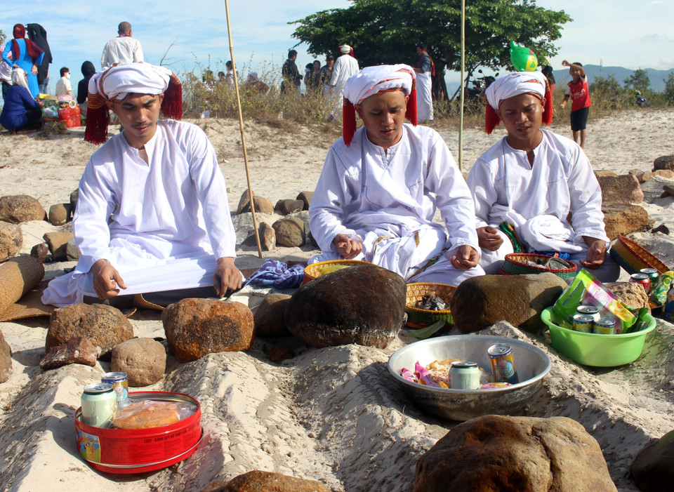 Each person recites prayers at their family’s grave, inviting their ancestors to celebrate the New Year. (Photo: VNA)