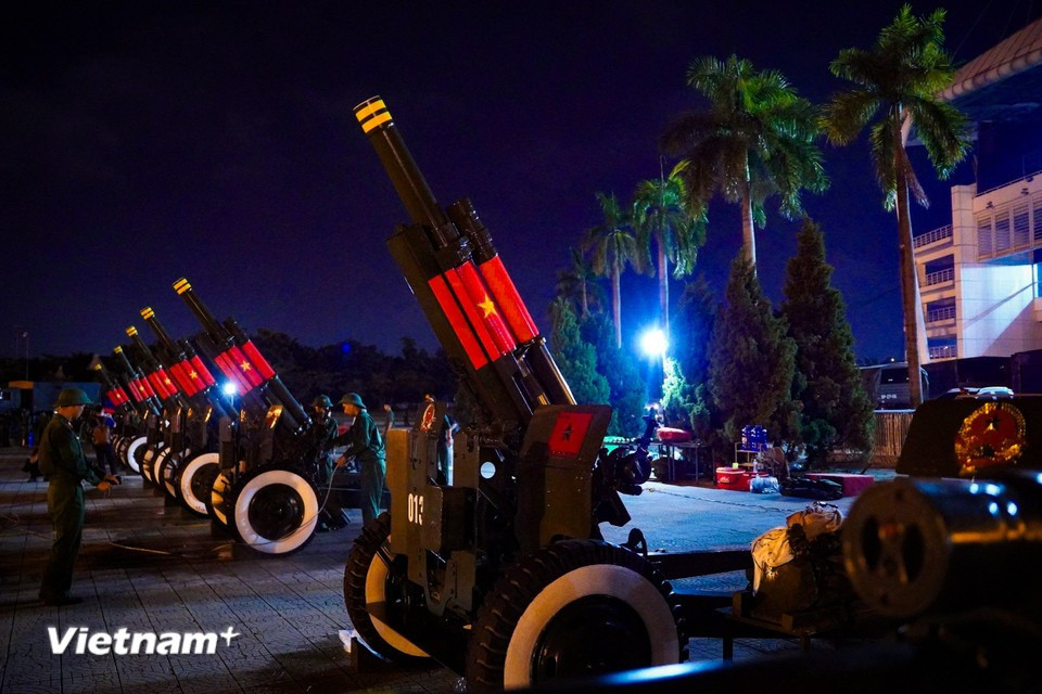 On the evening of August 18, numerous other military equipment for the parade are also transported to central Hanoi. (Photo: Vietnam+)