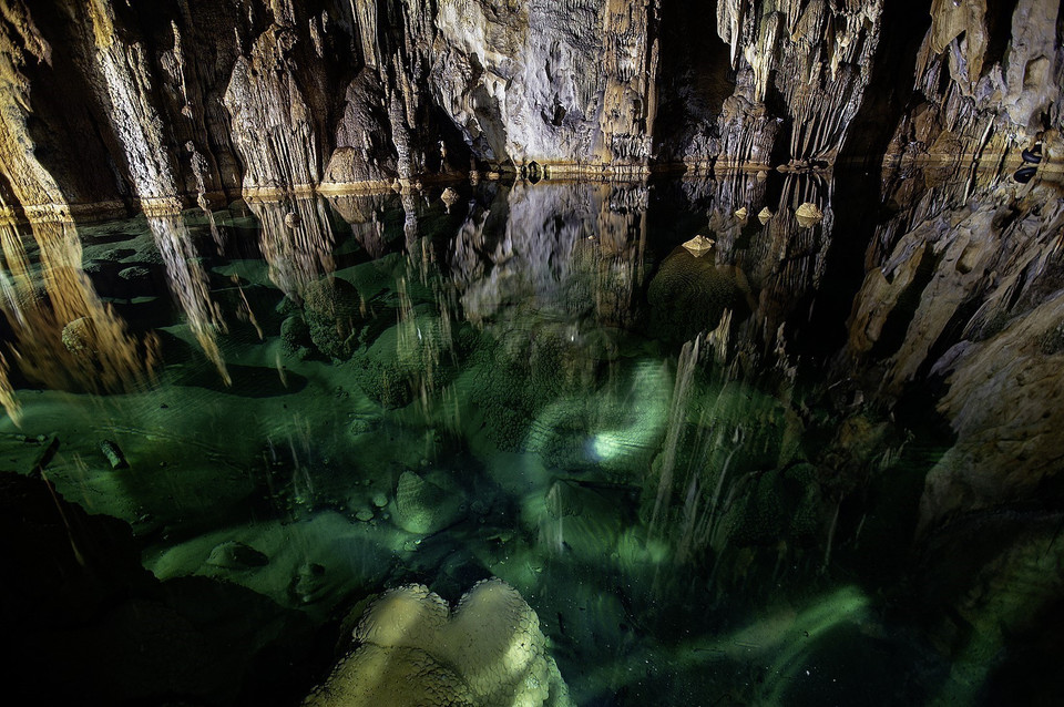 The jade-green lake inside Nam Son Cave never runs dry, remaining one of its enduring mysteries. (Photo: VNA)
