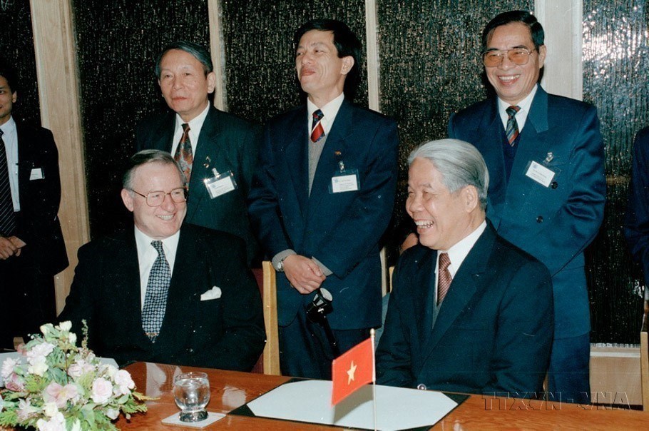 · Prime Minister Jim Bolger welcomes Party General Secretary Do Muoi during his official visit to New Zealand (July 27, 1995). (Photo: Xuan Lam – VNA)