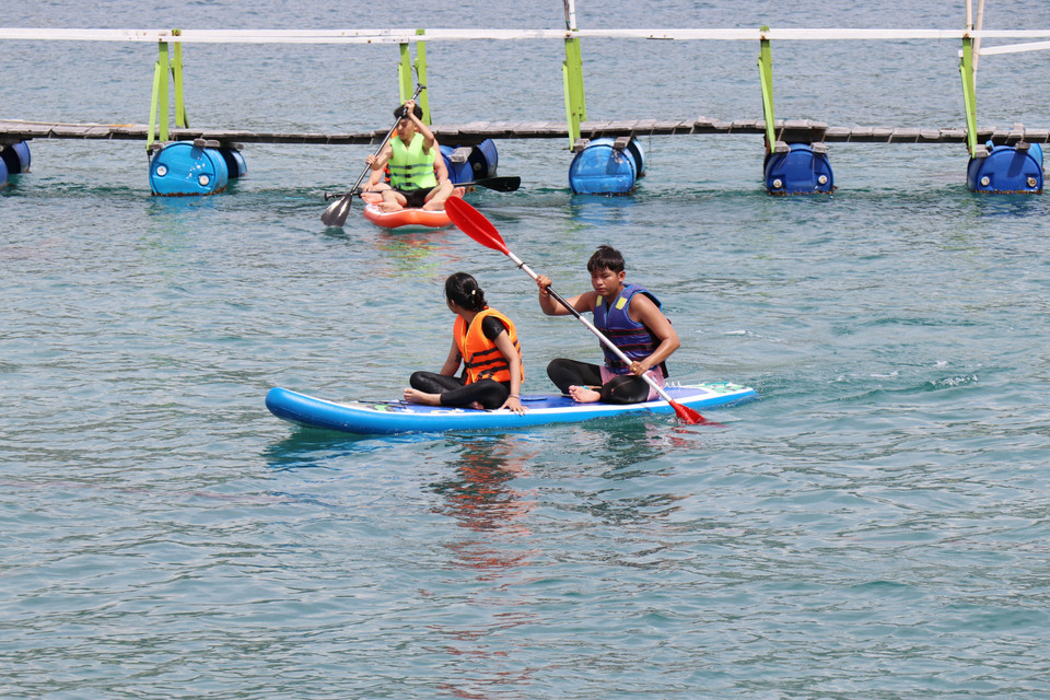 Visitors paddle through Vinh Hy Bay, Vinh Hai commune, Khanh Hoa province (Photo: VNA)