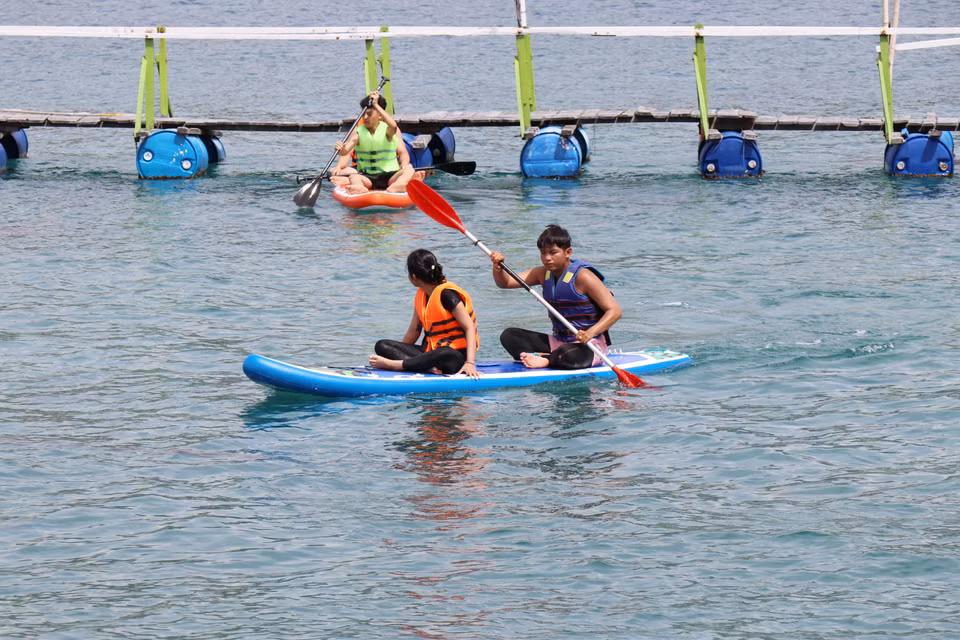 Visitors paddle through Vinh Hy Bay, Vinh Hai commune, Khanh Hoa province (Photo: VNA)