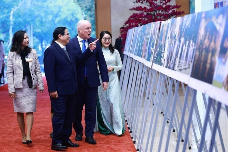 · Prime Minister Pham Minh Chinh and Prime Minister Christopher Luxon visit a photo exhibition on bilateral cooperation held by the Vietnam News Agency (February 26, 2025). (Photo: Duong Giang – VNA)