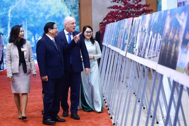 · Prime Minister Pham Minh Chinh and Prime Minister Christopher Luxon visit a photo exhibition on bilateral cooperation held by the Vietnam News Agency (February 26, 2025). (Photo: Duong Giang – VNA)
