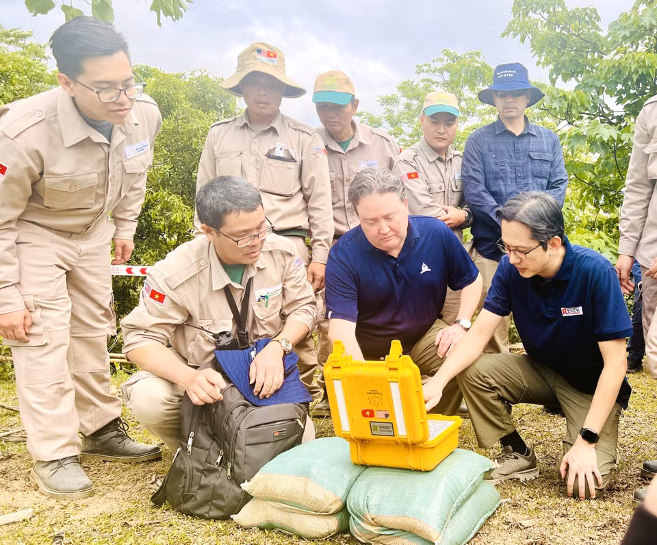 Deputy Foreign Minister Do Hung Viet and US Ambassador to Vietnam Marc E. Knapper detonate unexploded ordnance at Huong Tan commune, Huong Hoa district, Quang Tri province (April 2, 2025). Photo: VNA