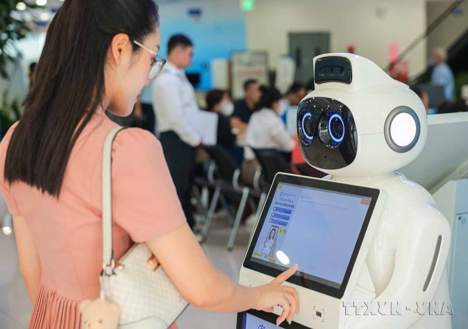 Science, technology, innovation, and digital transformation continue to be identified as the drivers of national development. In the photo: A receptionist robot assists with procedures, information lookups, and directions, reducing pressure on staff. (Photo: VNA)