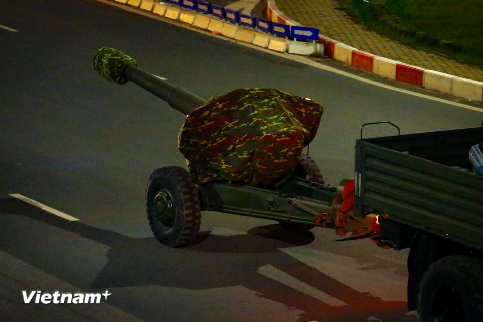 A convoy transports 105mm ceremonial artillery guns from Artillery Brigade 45 (under the Artillery Arm) to My Dinh National Stadium ahead of rehearsals and the official parade. (Photo: Vietnam+)