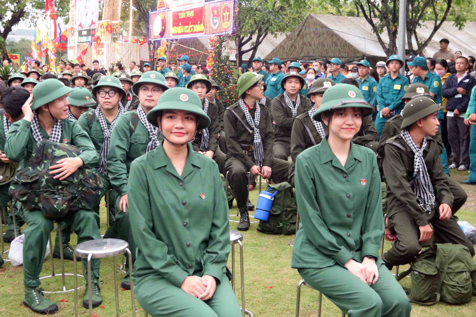 Two young women from Ho Chi Minh City volunteer for military service. (Photo: VNA)