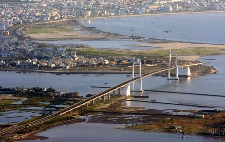 Da Nang is known as "the city of bridges", with six iconic bridges spanning the Han River: Han River Bridge, Thuan Phuoc Bridge, Nguyen Van Troi Bridge, Dragon Bridge, Tran Thi Ly Bridge, and Tien Son Bridge. In the photo: Thuan Phuoc Bridge. (Photo: VNA)