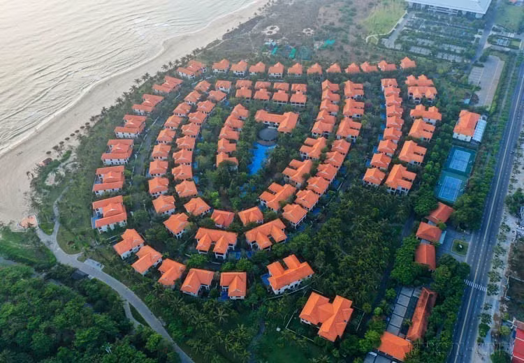 The prestigious World Luxury Awards 2023 honoured Furama Resort Da Nang as the most luxurious beach resort in Southeast Asia. (Photo: VNA)