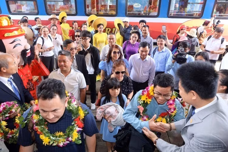 A ceremony was held to welcome the tourist train on the Hue – Da Nang route, known as "Connecting Central Heritage", which integrates transportation with tourism services. (Photo: VNA)