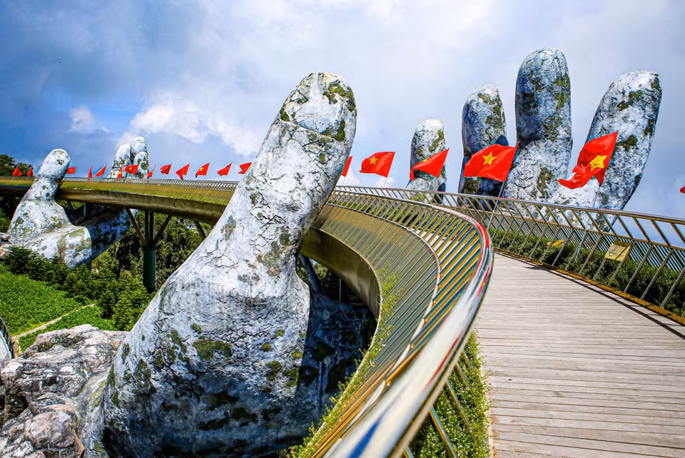 The Golden Bridge, also known as the Hand Bridge, is part of the Sun World Ba Na Hills tourism complex in Da Nang city. It is famous worldwide, attracting both domestic and international visitors to witness its stunning design. (Photo: VNA)