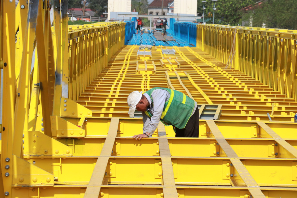 Hien Luong Bridge undergoes comprehensive repairs, including the replacement of damaged components, reinforcement of bridge abutments, installation of iron frames, and repainting. (Photo: VNA)