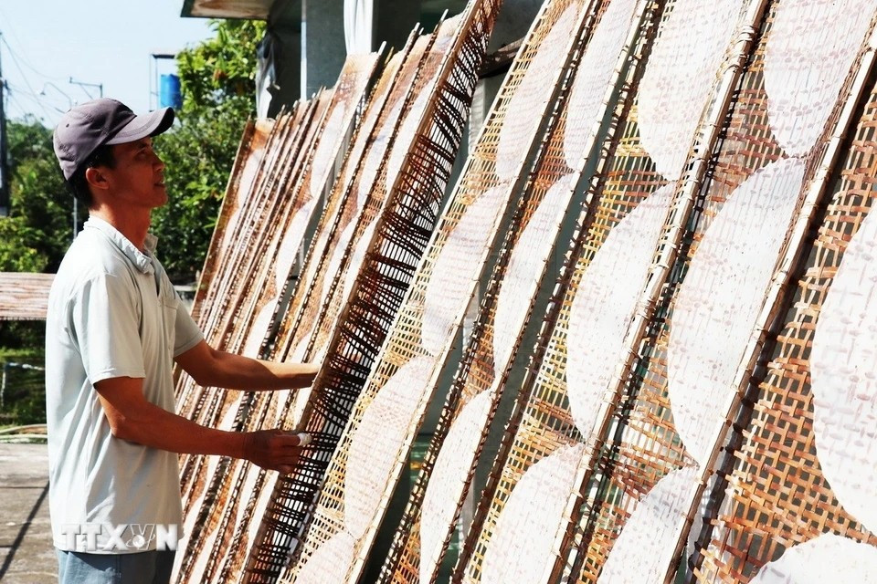 Rice paper is sun-dried naturally, which enhances its crisp texture and flavor. (Photo: VNA)