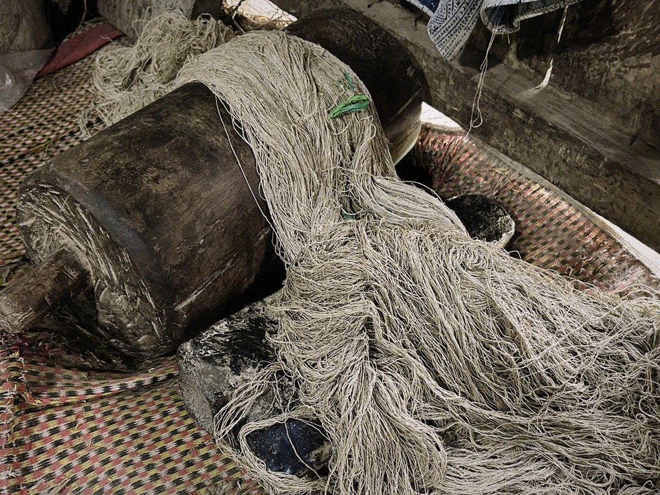 Hemp fibres are twisted using wooden tools. (Photo: VNA)