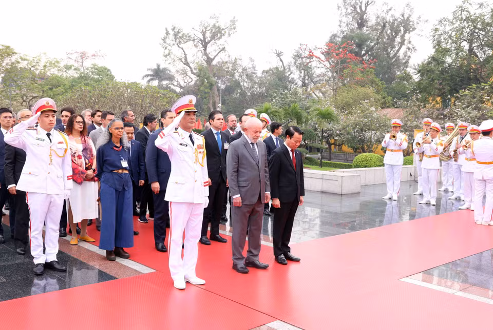 President Luiz Inácio Lula da Silva lays wreaths at the monument to war heroes and martyrs on Bac Son street (Photo: VNA)