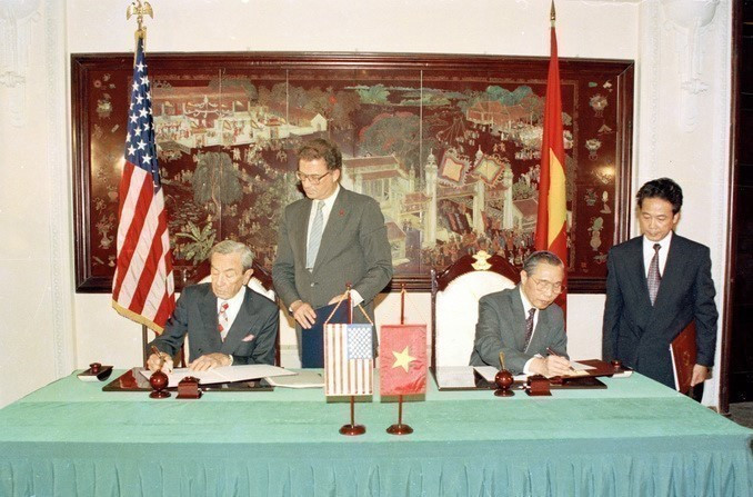 By the mid-1990s, Vietnam had broken out of isolation, significantly expanding its international relations. For the first time, the country established official ties with all major nations, including the five permanent members of the UN Security Council, and joined ASEAN. In the photo: On August 5, 1995, in Hanoi, US Secretary of State Warren Christopher and Foreign Minister Nguyen Manh Cam sign the protocol formally establishing Vietnam–US diplomatic relations. (Photo: VNA)