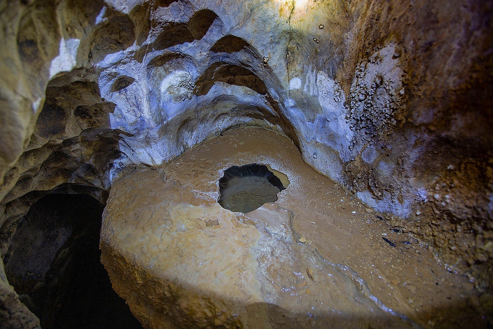 The “Fairy Well” inside Nam Son Cave, a small opening in the rock that continually releases fresh water, also never dries up. (Photo: VNA)