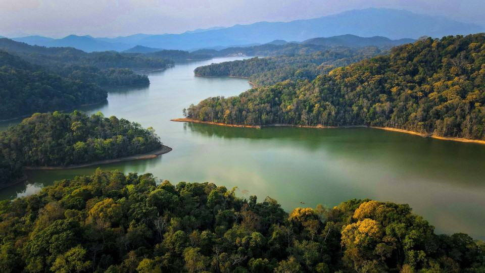 Pa Khoang Lake is home to dozens of large and small islands. (Photo: VNA)