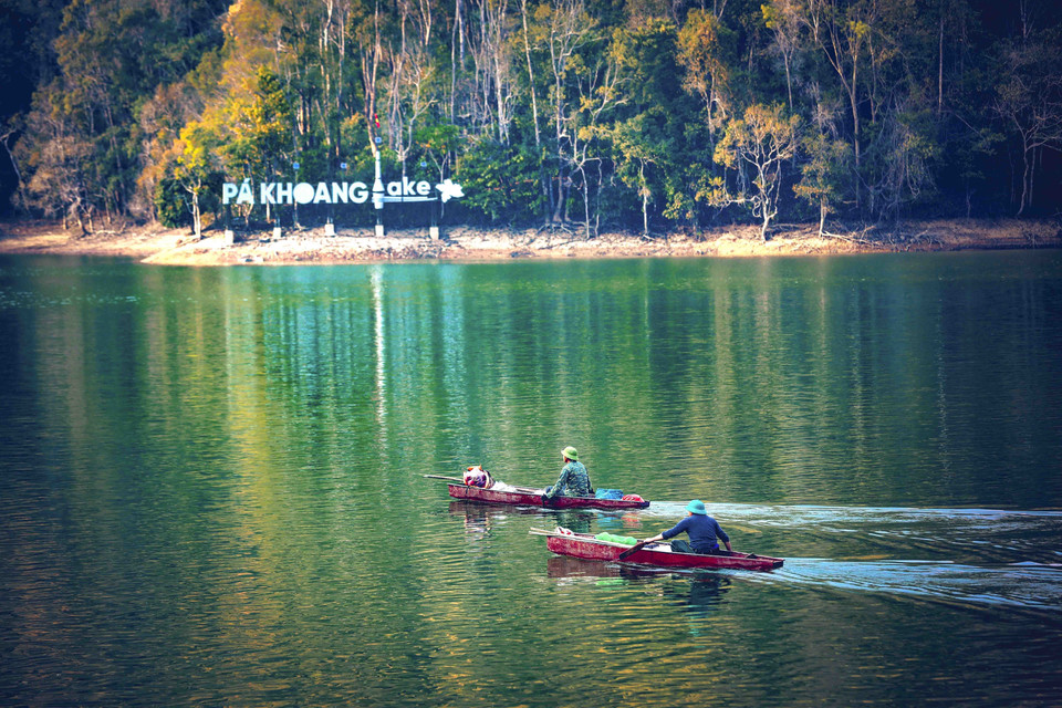 Locals rowing boats to fish on the lake. (Photo: VNA)