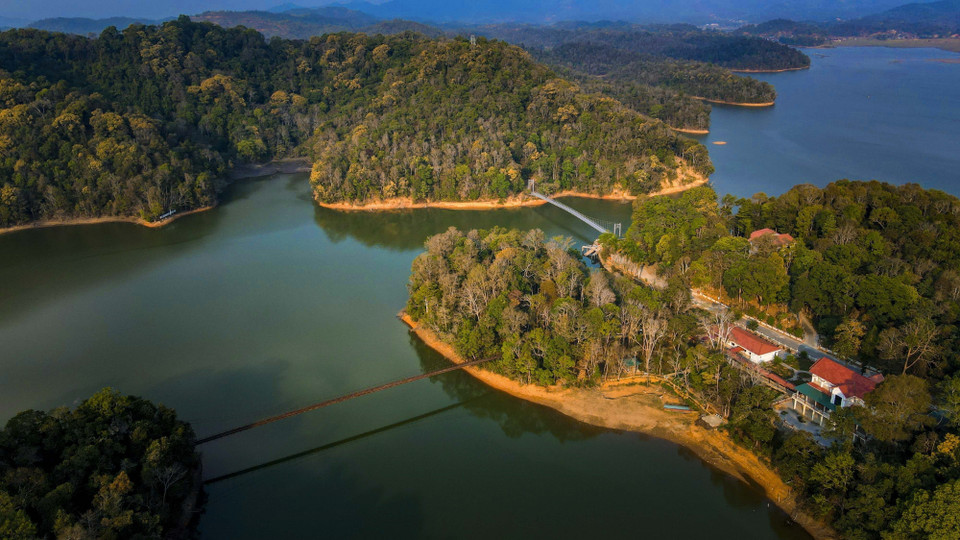 Suspension bridges are a tourism highlight at Pa Khoang Lake. (Photo: VNA)