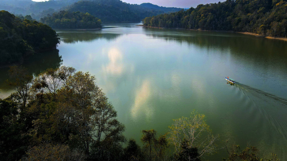 Visitors can fully appreciate the natural beauty of Pa Khoang Lake by boat. (Photo: VNA)
