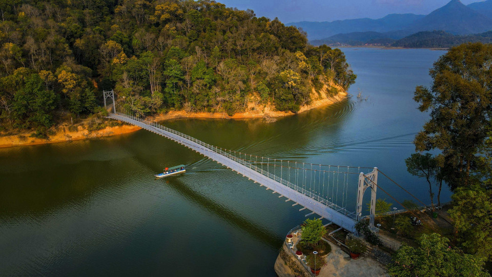 Boats carrying tourists on a sightseeing tour around Pa Khoang Lake. (Photo: VNA)
