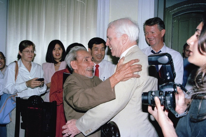 During his visit to Vietnam, US Senator John McCain reunites with Mai Van On, who captured and saved him after his A-4 Skyhawk was shot down over Truc Bach Lake in Hanoi on October 26, 1967 (Hanoi, November 13, 1996). Photo: VNA