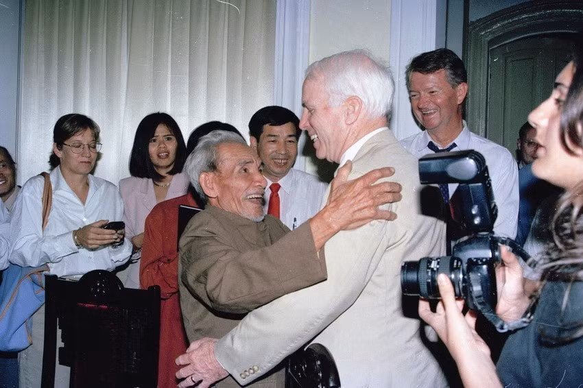 During his visit to Vietnam, US Senator John McCain reunites with Mai Van On, who captured and saved him after his A-4 Skyhawk was shot down over Truc Bach Lake in Hanoi on October 26, 1967 (Hanoi, November 13, 1996). Photo: VNA