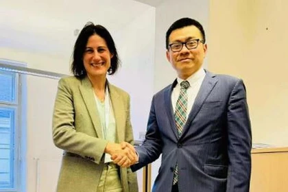 Vietnamese Ambassador to Austria Vu Le Thai Hoang (R) meets with Claudia Reinprecht, Tech Ambassador at the Federal Ministry for European and International Affairs of Austria. (Photo: VNA)